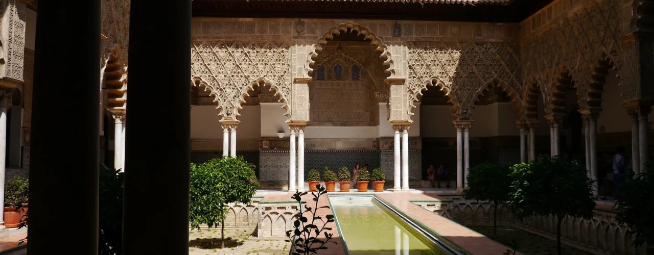 Courtyard of the Royal Alcázar in Seville, where Altai Turismo licensed guides lead private tours